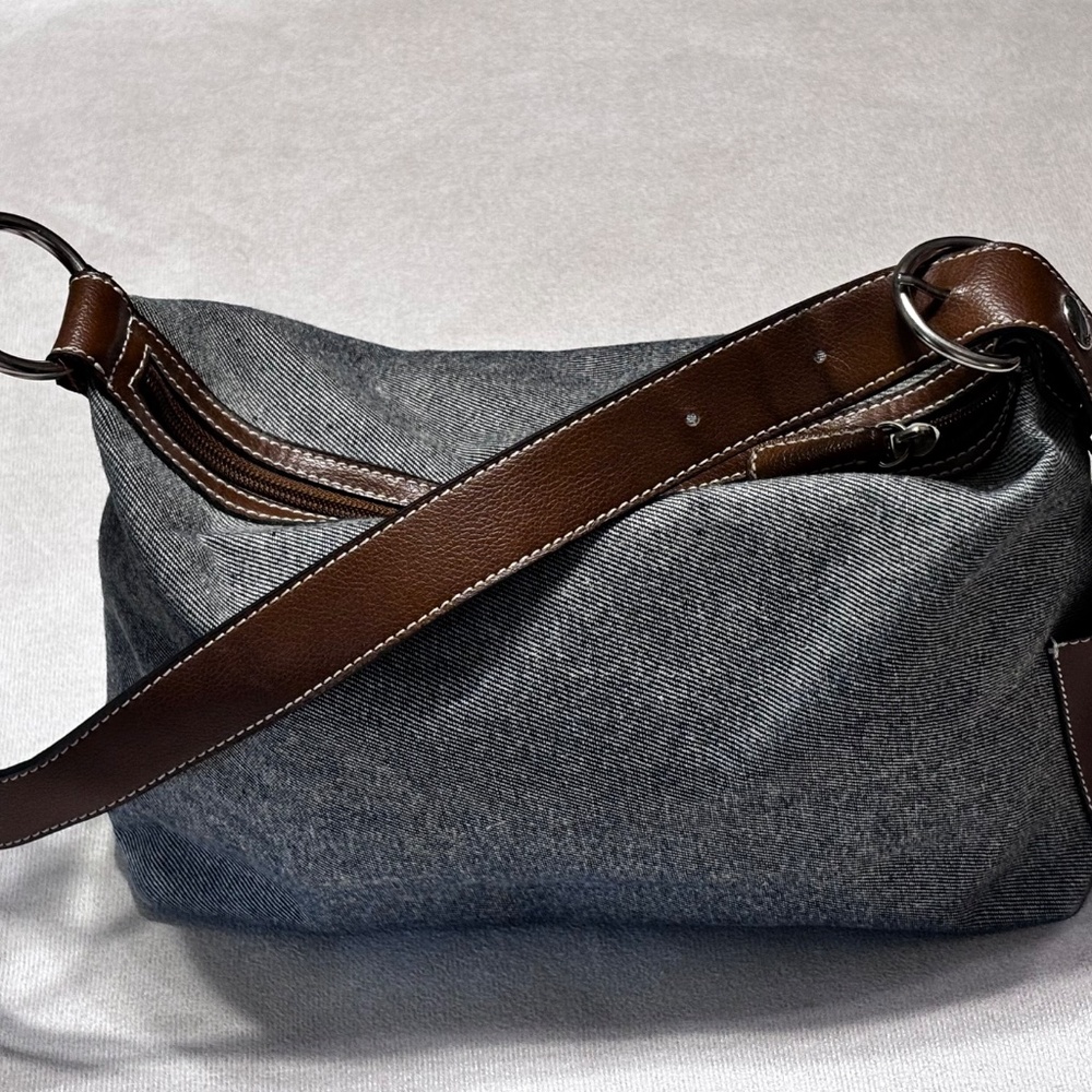 Tommy Hilfiger handbag top strap and zip closure coin purse and inner pockets - Picture 5 of 10